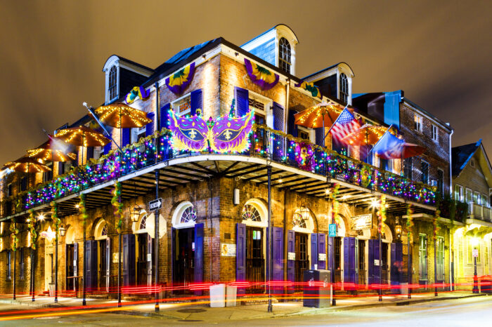 New Orleans Getaway for 4 with Dinner Cruz, Tour of The City, and Cooking Class with Dinner